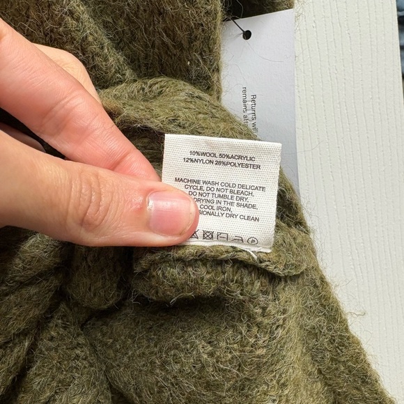 NWT Rumored Wool Blend Green V-Neck Oversized Sweater Size Large/XL - Picture 4 of 5